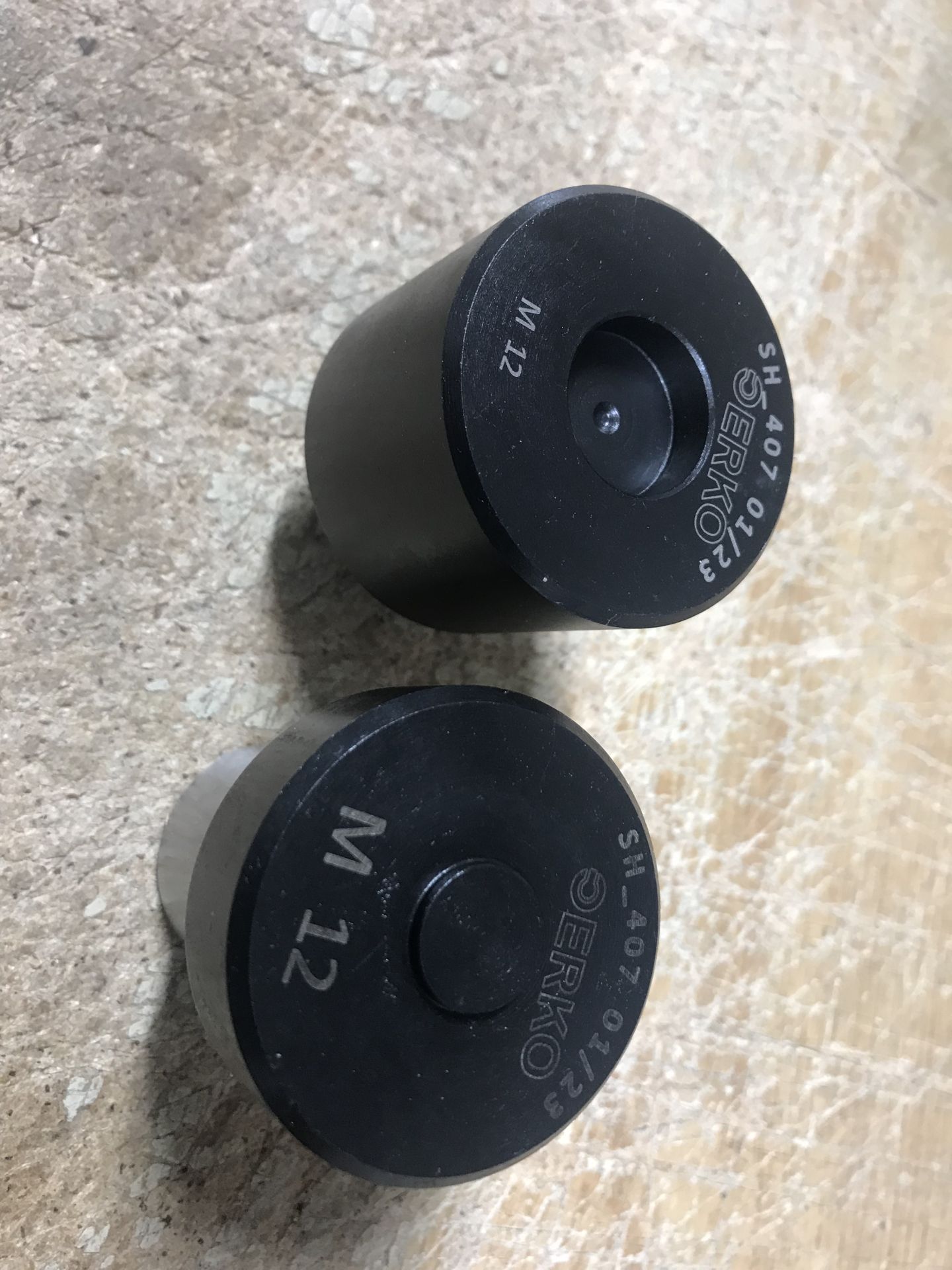 Accessoire pour l'insertion d'écrous à sertir selon la norme BS 120