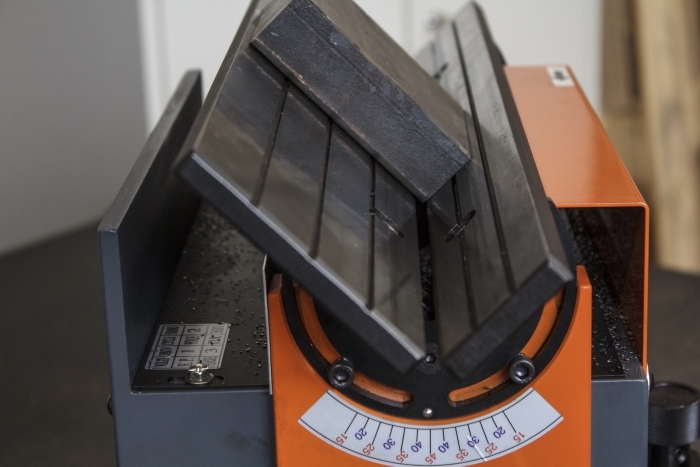 N.KO Machine d'ébavurage et de chanfreinage B3