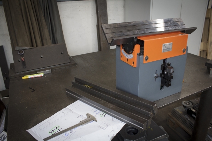 N.KO Machine d'ébavurage et de chanfreinage B3